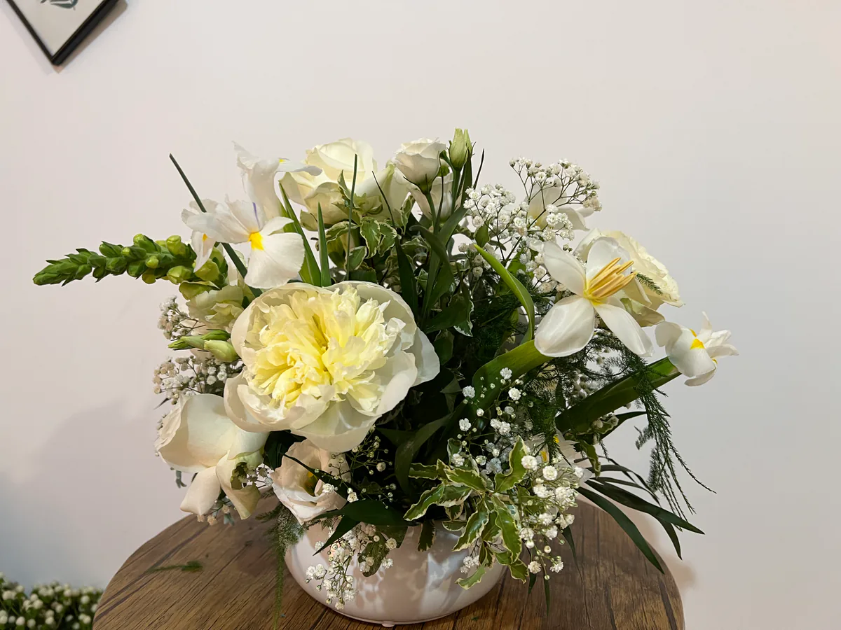 Aranjament floral alb cu narcise, trandafiri și gypsophila, în vas rotund