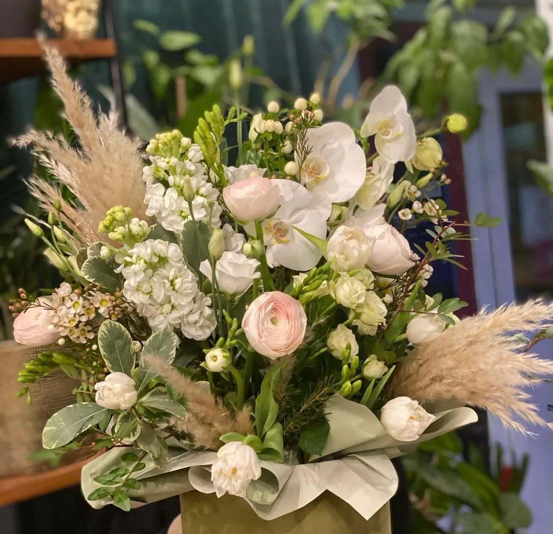 Aranjament floral alb și roz pudrat, cu orhidee, ranunculus și pampas