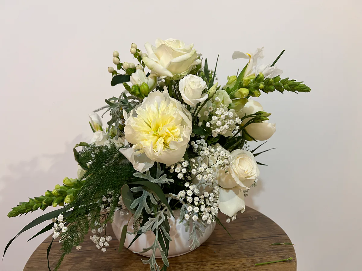 Aranjament floral alb în vas ceramic, cu trandafiri, gura-leului și gypsophila