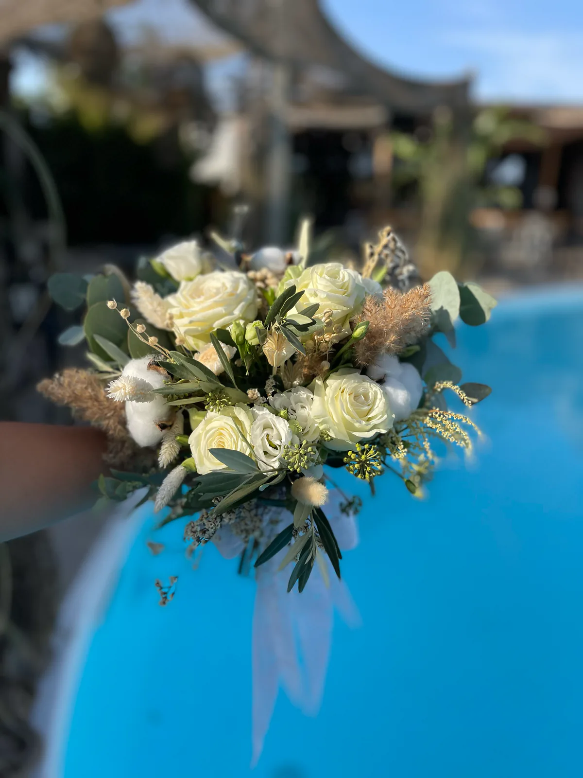 Buchet de mireasă alb, în stil boho, cu pampas și frunze de măslin