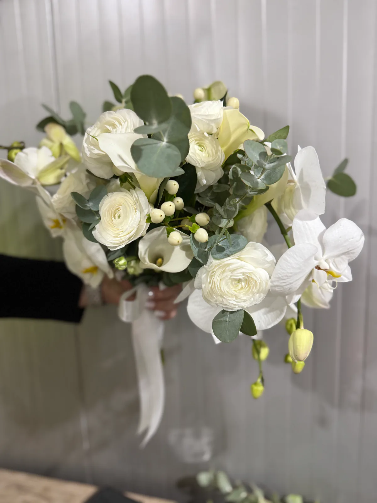 Buchet de mireasă alb, cu ranunculus, orhidee phalaenopsis și eucalipt