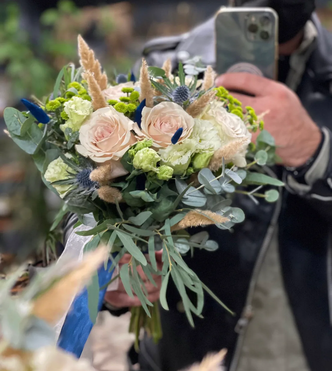 Buchet de mireasă alb-verde, cu trandafiri, eryngium albastru și pampas