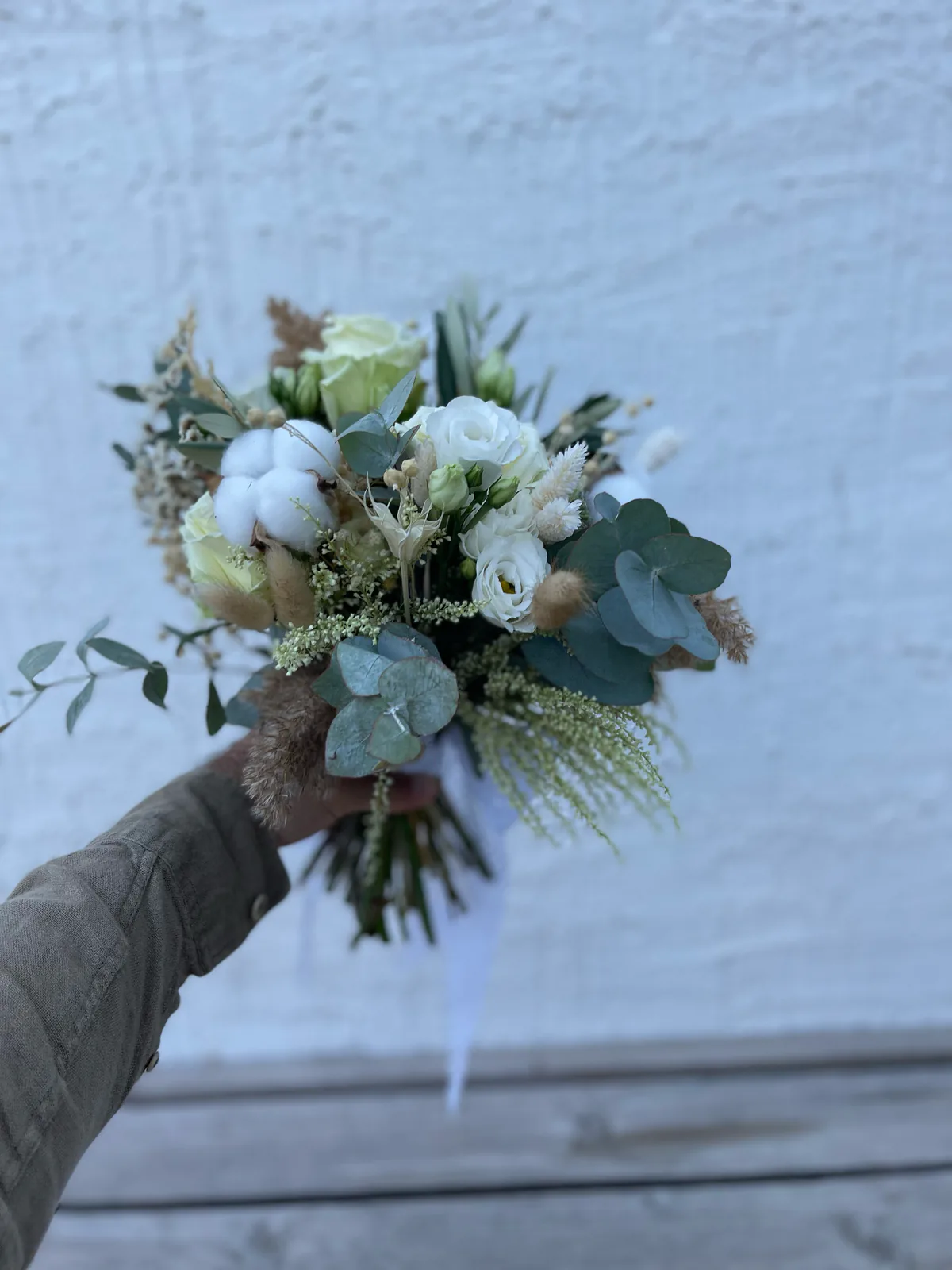 Buchet de mireasă în stil boho, cu bumbac, eucalipt, trandafiri albi și flori uscate