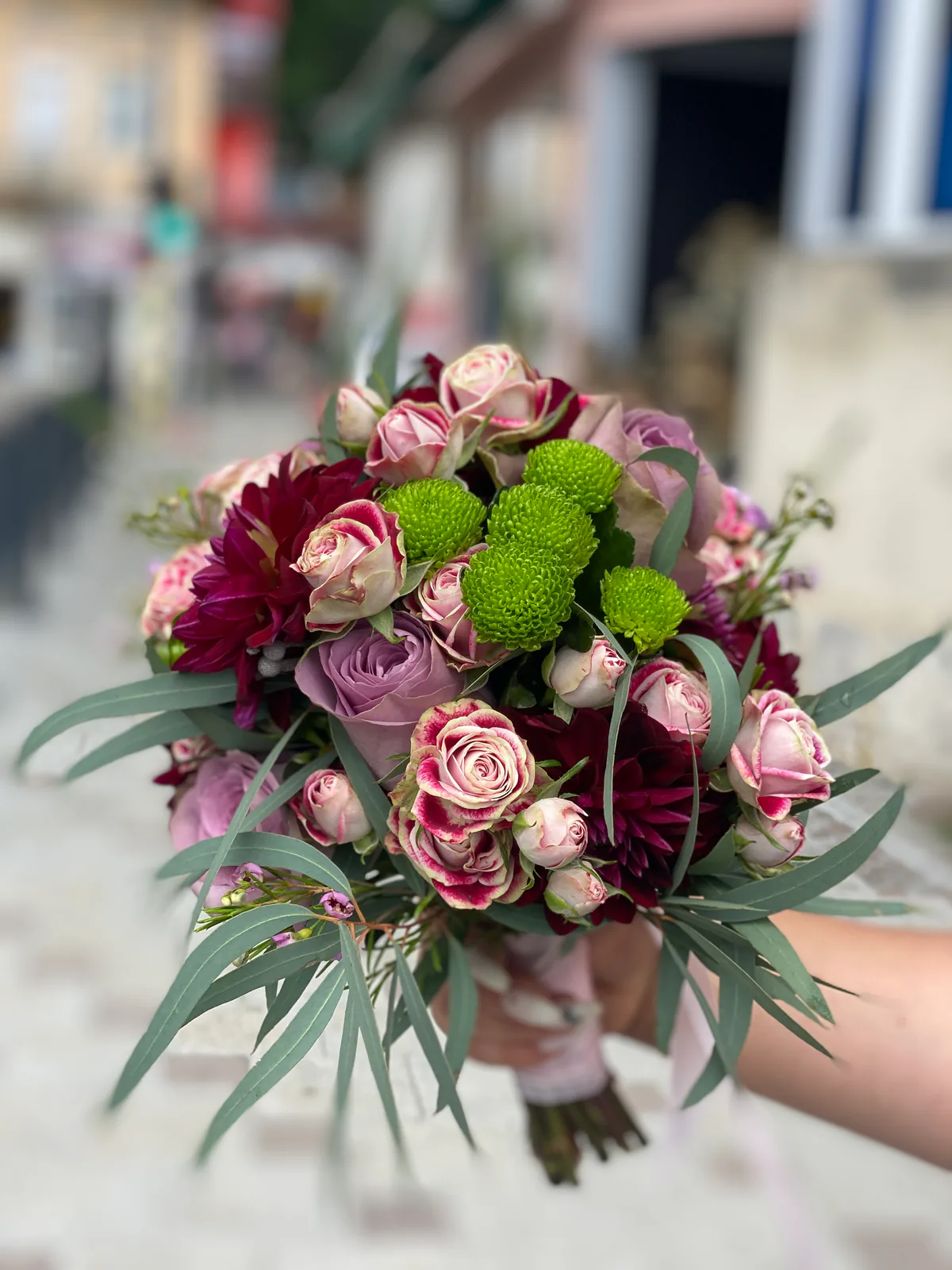 Buchet de mireasă cu trandafiri roz pudrat, dalii bordo și crizanteme verzi