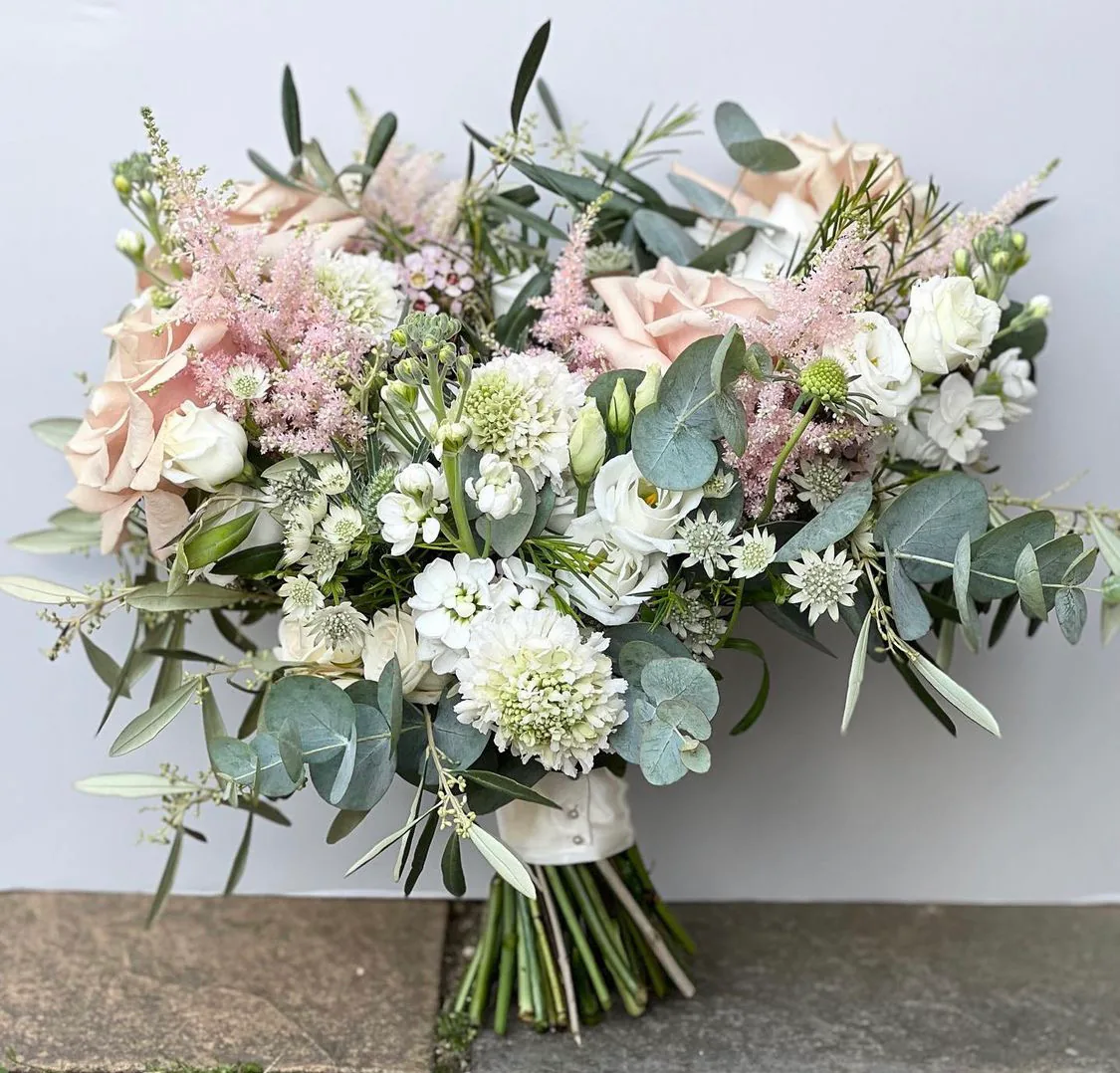 Buchet pastel cu trandafiri roz pudrat, astilbe, scabiosa și eucalipt