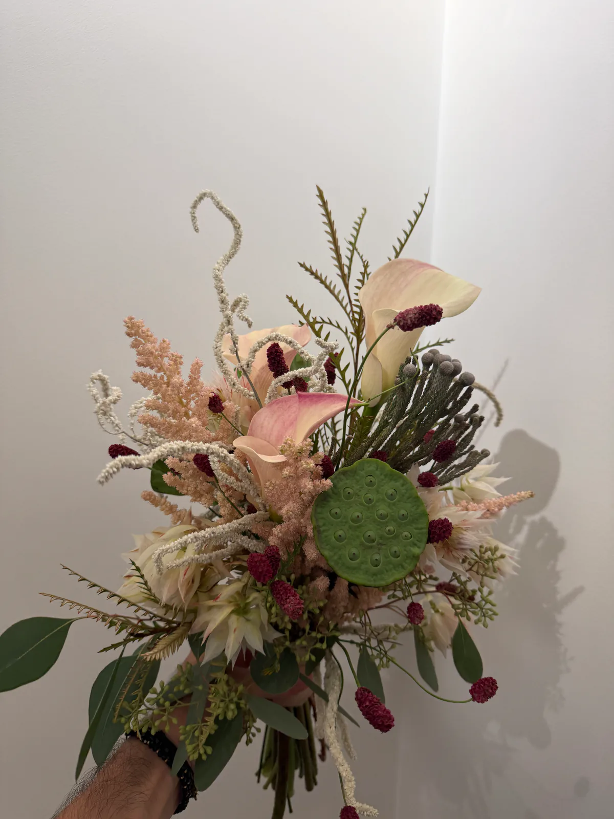 Buchet statement cu calla, capsule de lotus, amaranthus și astilbe, în tonuri naturale