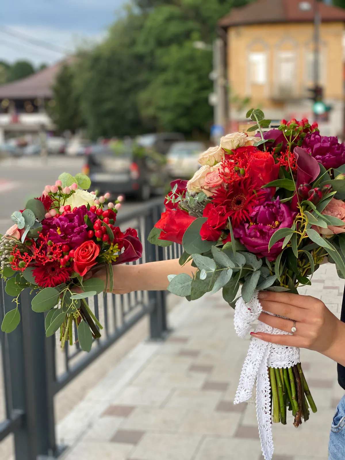 Buchet de mireasă și buchet de nașă în nuanțe de roșu și bordo, cu eucalipt