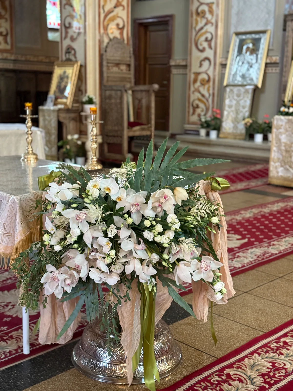 Aranjament floral pentru biserică, cu orhidee cymbidium și trandafiri albi, la cununie