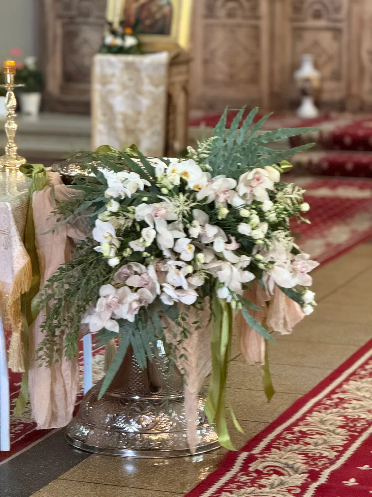 Decor de biserică pentru cununie: aranjament cu orhidee albe și voal textil