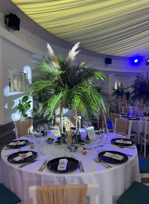 Decor floral pentru eveniment: aranjamente de masa si accente verzi