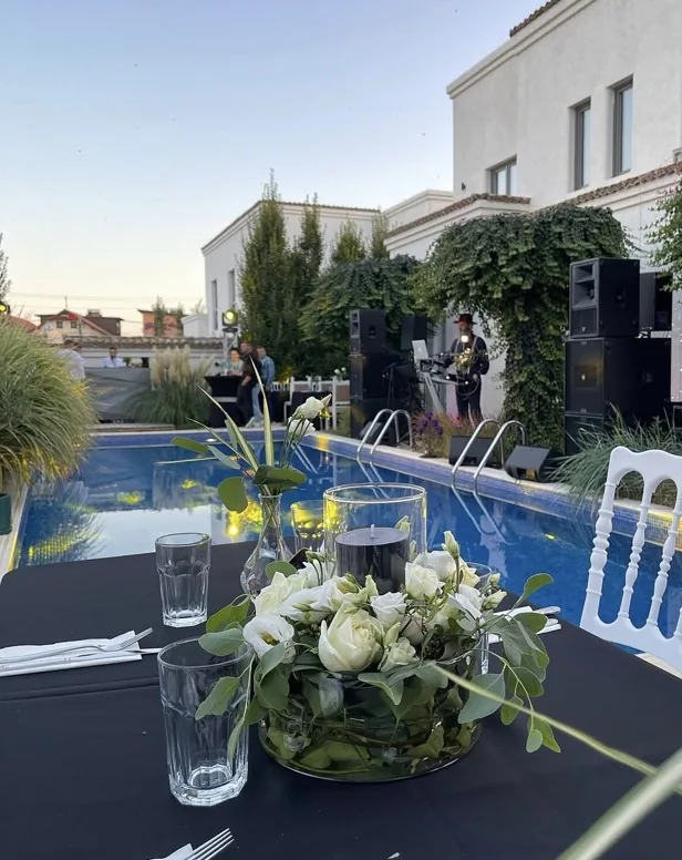 Decor floral pentru eveniment: aranjamente de masa si accente verzi