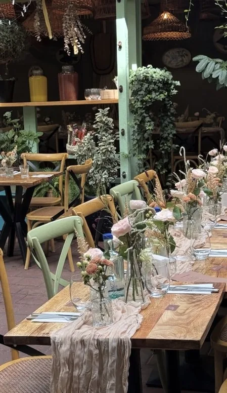 Decor floral pentru eveniment: aranjamente de masa si accente verzi