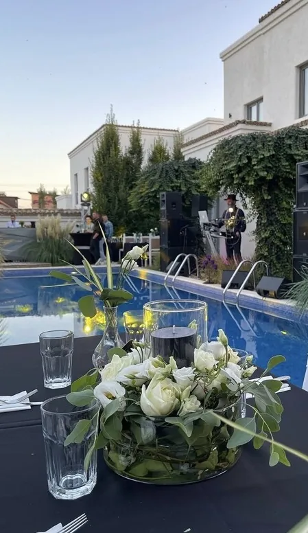 Decor floral pentru eveniment: aranjamente de masa si accente verzi