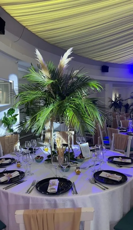 Decor floral pentru eveniment: aranjamente de masa si accente verzi