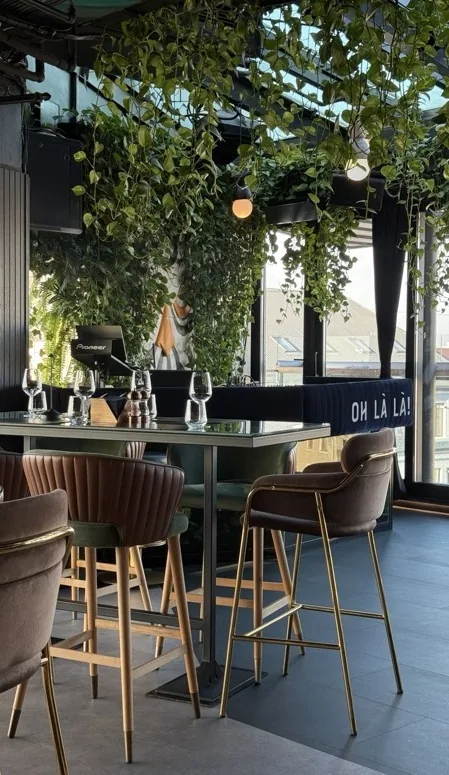 Decor floral pentru eveniment: aranjamente de masa si accente verzi