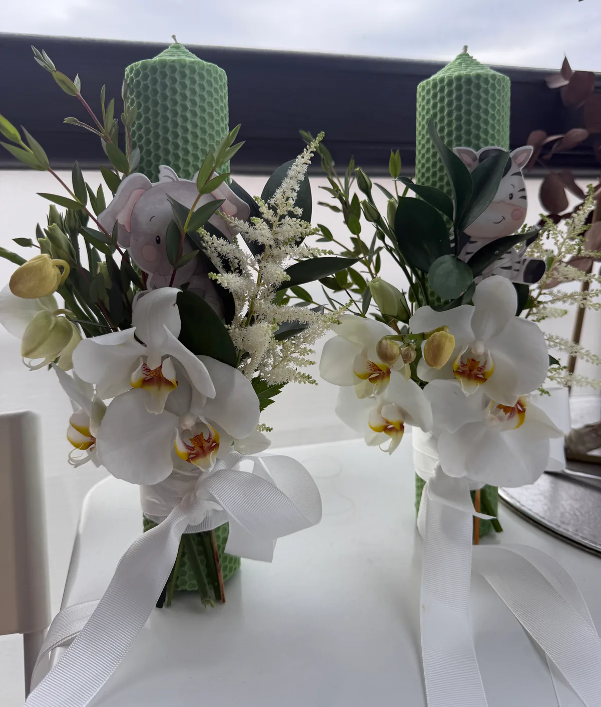 Lumânări de botez din ceară naturală, decorate cu orhidee albe, astilbe și verdeață