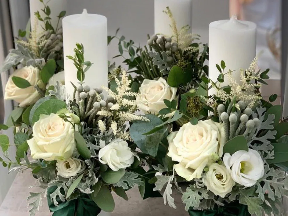 Lumânări de cununie decorate cu trandafiri albi, lisianthus și verdeață argintie