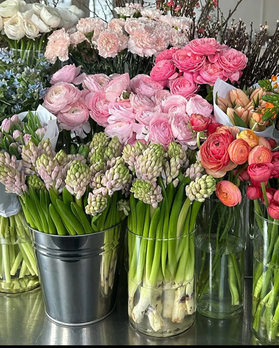 Flori proaspete de primăvară în atelierul Flor'Art: zambile, ranunculus și garoafe