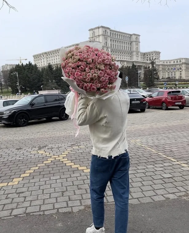 Decor de primavara cu flori proaspete si culori luminoase