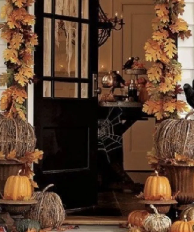 Decor de toamna cu dovleci, cosuri si texturi naturale