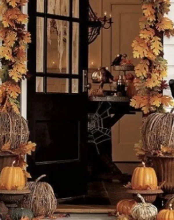 Decor de toamna cu dovleci, cosuri si texturi naturale