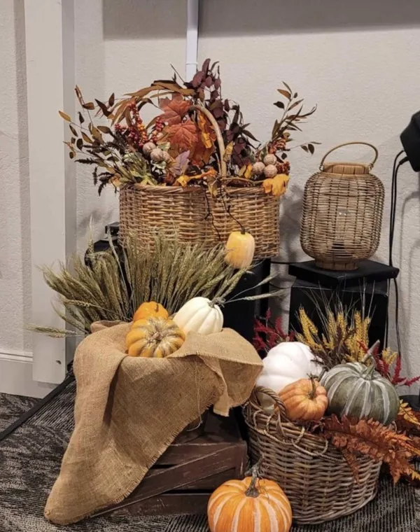 Decor de toamna cu dovleci, cosuri si texturi naturale